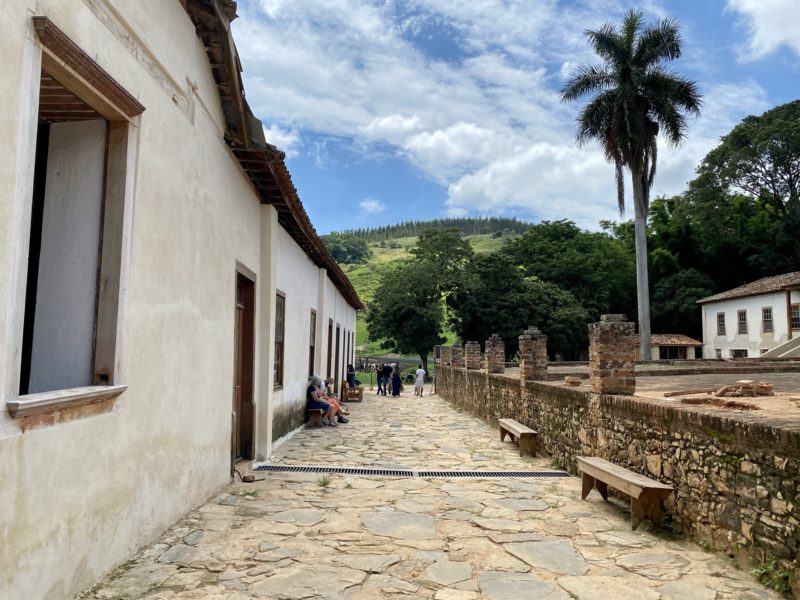 construção histórica com montanhas de fundo na Fazenda Atalaia